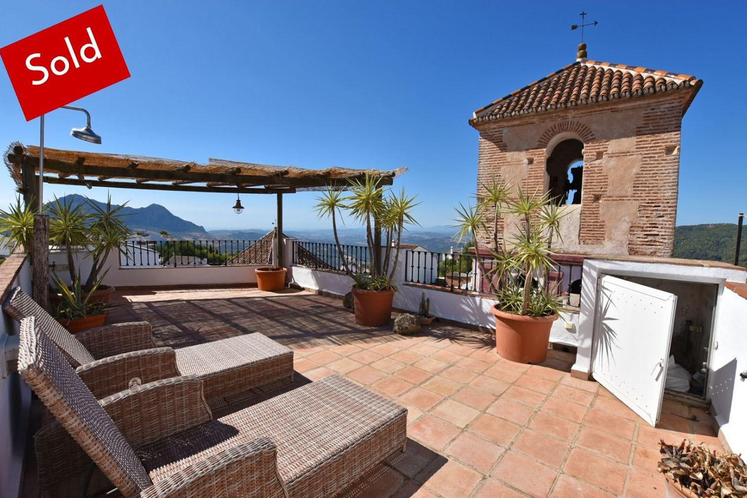 STYLISH, CHIC & IMMACULATE