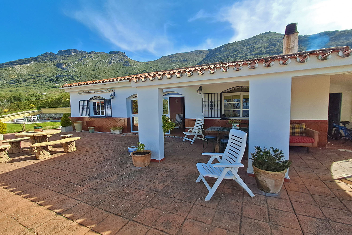 ATTRACTIVE COUNTRY HOUSE - LOVELY RURAL SETTING - CLOSE TO GAUCÍN