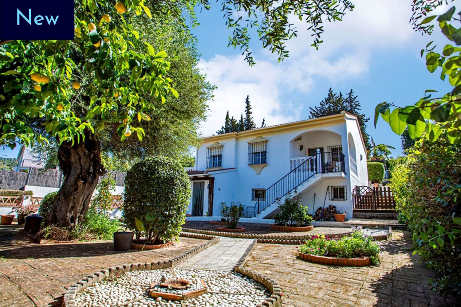 CHARMING COUNTRY VILLA - SWIMMING POOL , GARDEN, GARAGE