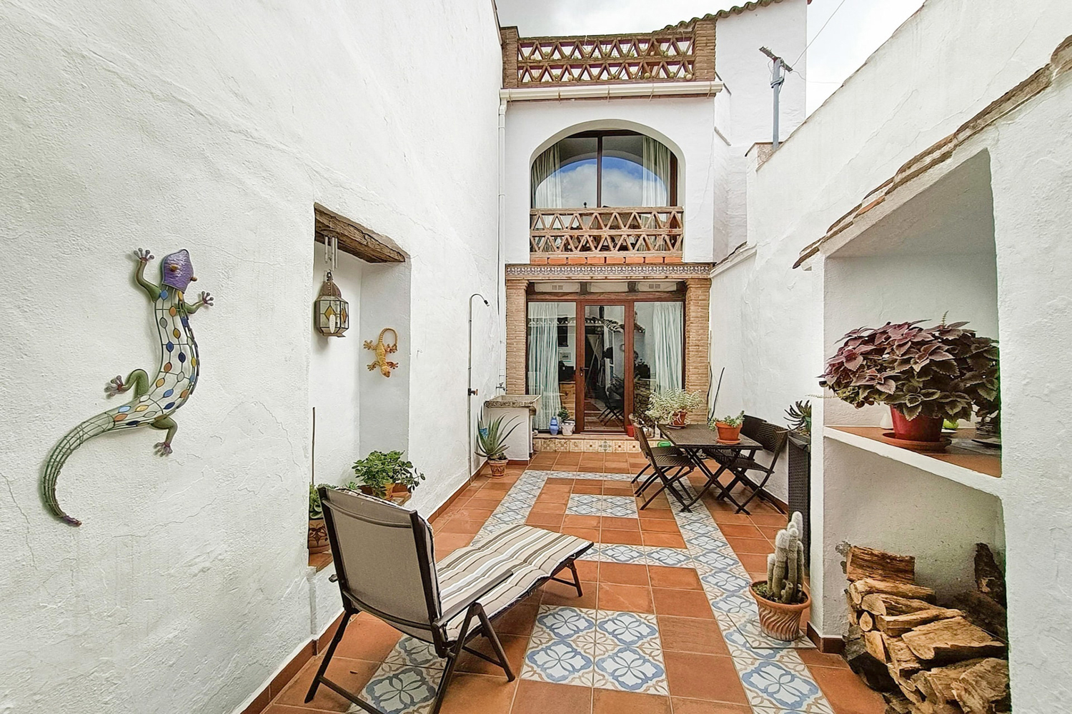 DOUBLE FRONTED HOUSE - INTERNAL PATIO, TERRACE WITH STUNNING VIEWS